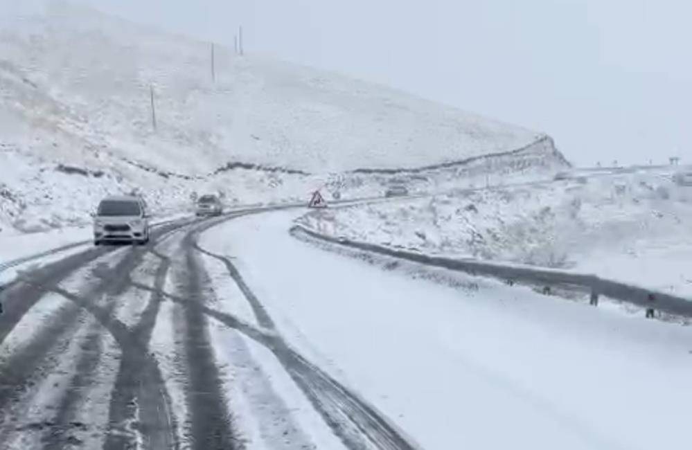 İki ili bağlayan yol beyaza büründü, sürücüler mahsur kaldı 4